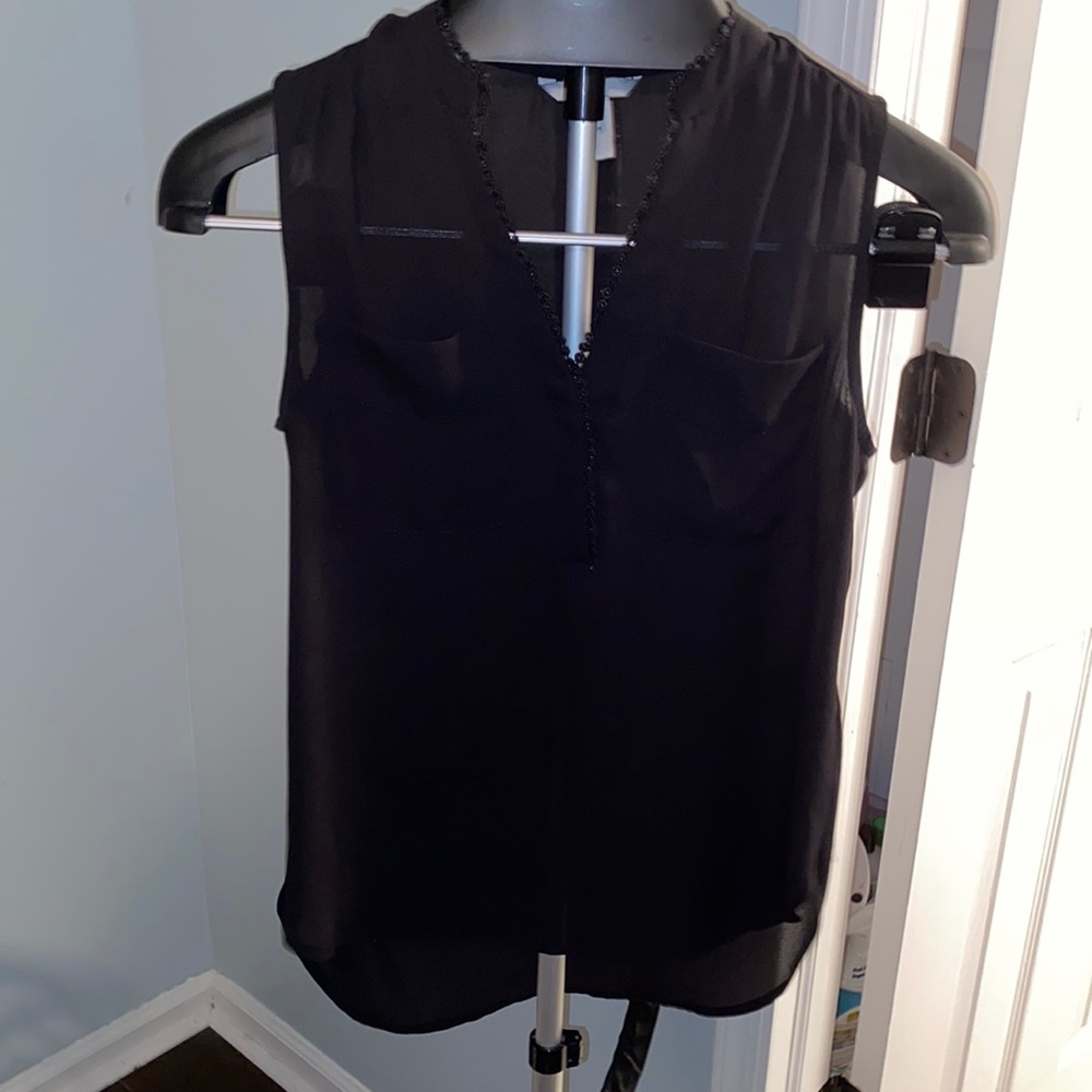 women’s h & m black sleeveless top with details neckline